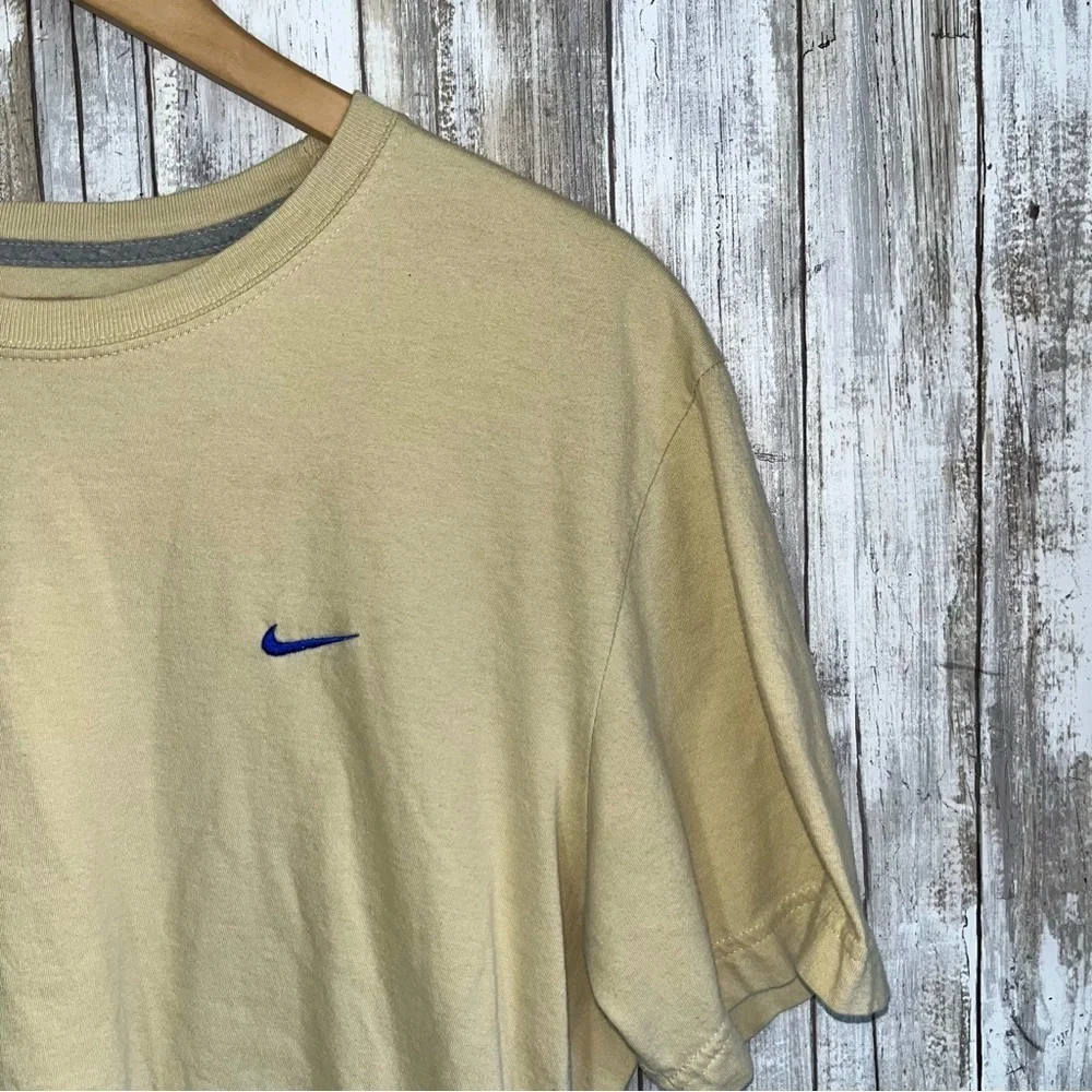 Nike Loose Fit Muted Yellow Athletic Men’s Tee Large